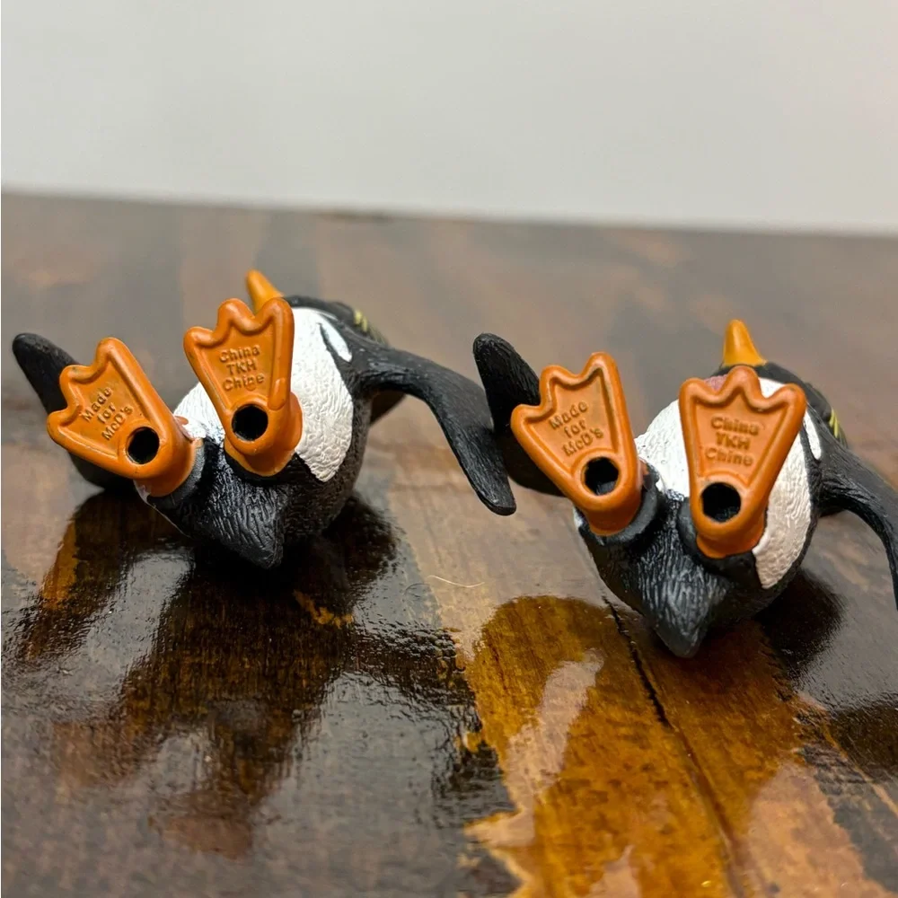 Surf’s Up Cody Maverick Penguin Figures Lot of 2 Black White Shell Necklace Toy